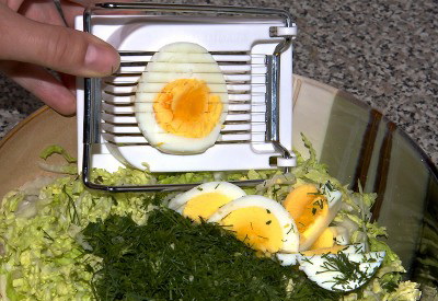 Шаг 4. Нарежьте яйца