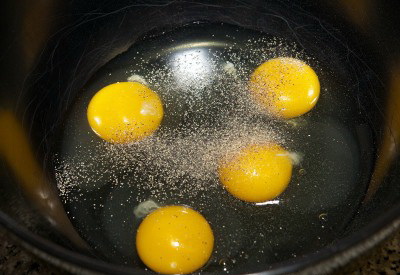 Французский завтрак или как приготовить омлет с ветчиной. Разбейте яйца в миску