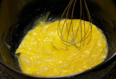 Французский завтрак или как приготовить омлет с ветчиной. Взбейте яйца миксером