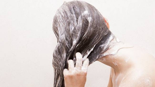 Уход за волосами летом: подберите правильный шампунь