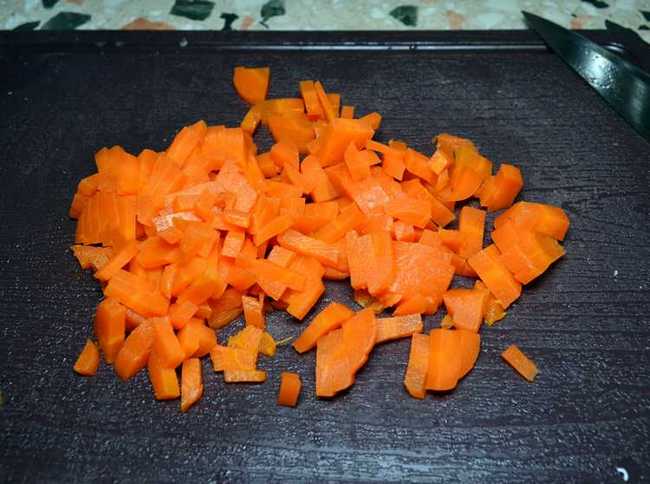 Приготовление окрошки: порежьте морковь