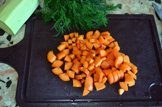 Порежьте морковь