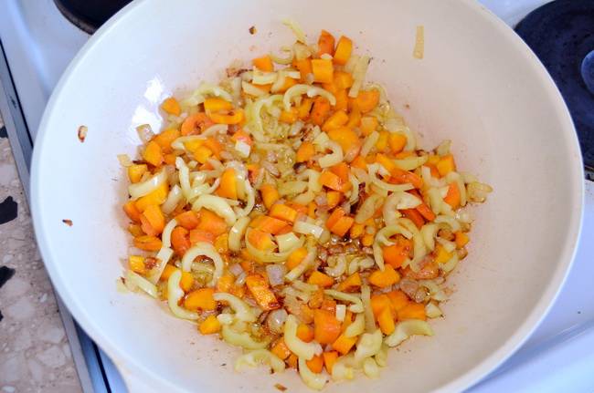 Добавьте морковь и перец к луку