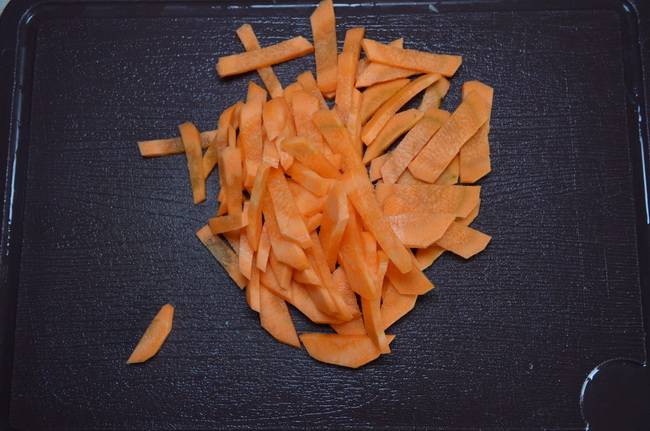 Как вкусно приготовить скумбрию: нарежьте морковь соломкой