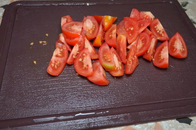 Как вкусно приготовить скумбрию: нарежьте помидоры дольками