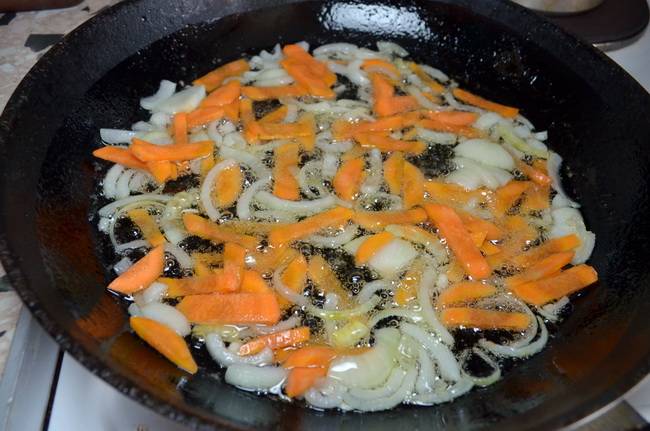 Как вкусно приготовить скумбрию: добавьте морковь к луку