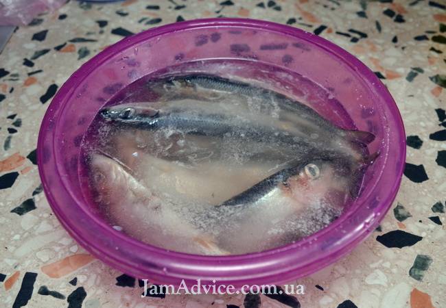 Как просто пожарить салаку: залейте рыбу водой, чтобы смыть соль