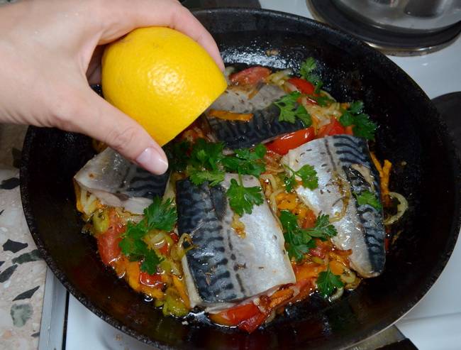 Как вкусно приготовить скумбрию: приправьте рыбу и полейте соком лимона