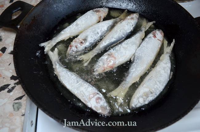 Как просто пожарить салаку: выложите рыбу в сковороду