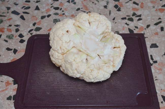 Запеченная цветная капуста в духовке: Удалите листья цветной капусты