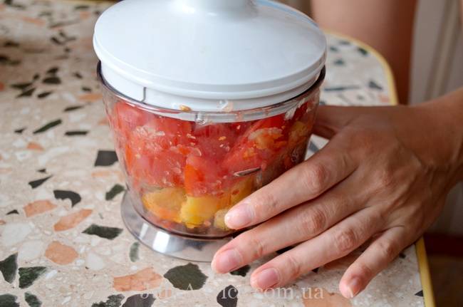 Классический рецепт Рататуя: Измельчите в блендере помидоры