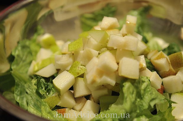 Салат из груши, козьего сыра с рукколой под гранатовым соусом