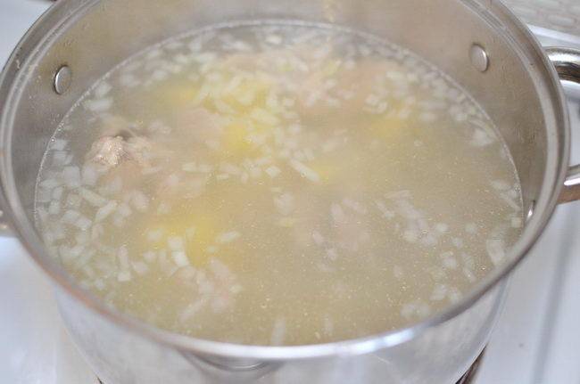 Как приготовить простой суп с вермишелью "паутинка"