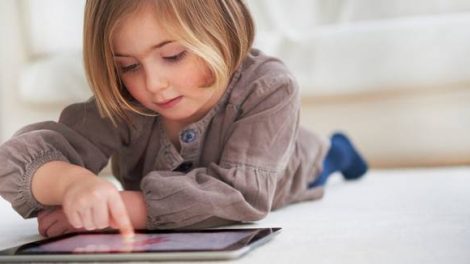 Чому варто давати дитині планшет чи смартфон?