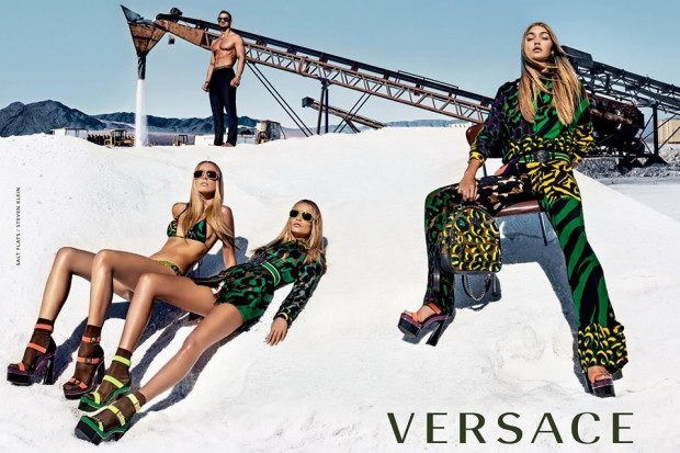 Новая коллекция сумок Versace весна-лето 2016 в работах Стивена Кляйна