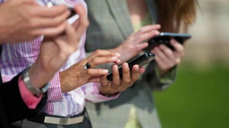 4 серйозні проблеми зі здоров'ям, спричинені Вашим смартфоном