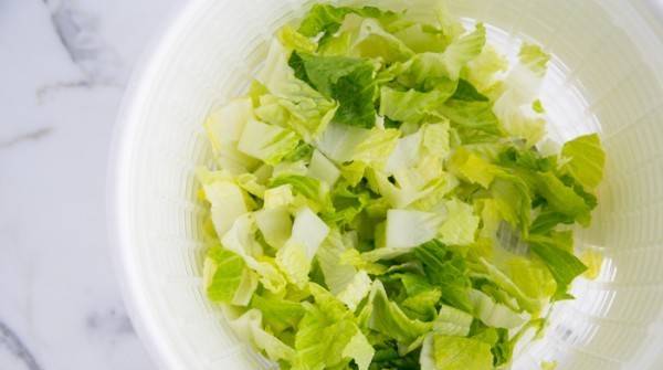 Рецепт греческого салата с пикантной лимонной заправкой