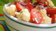 Свіжий та хрумкий салат із цвітної капусти з помідорами