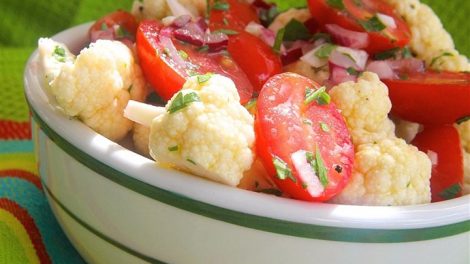 Свежий и хрустящий салат из цветной капусты с помидорами