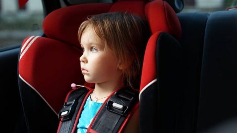 5 простих порад, якщо дитину заколисує в машині