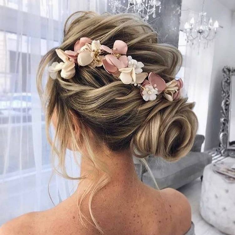 Свадебная прическа с цветами из волос