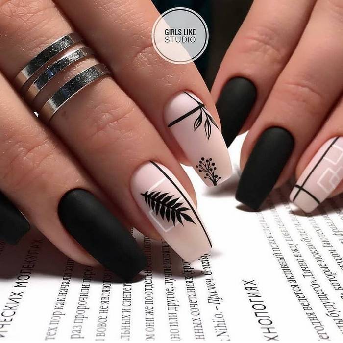 Черный дизайн ногтей с рисунками