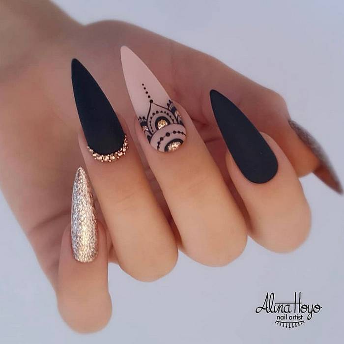 Матовый черный дизайн ногтей