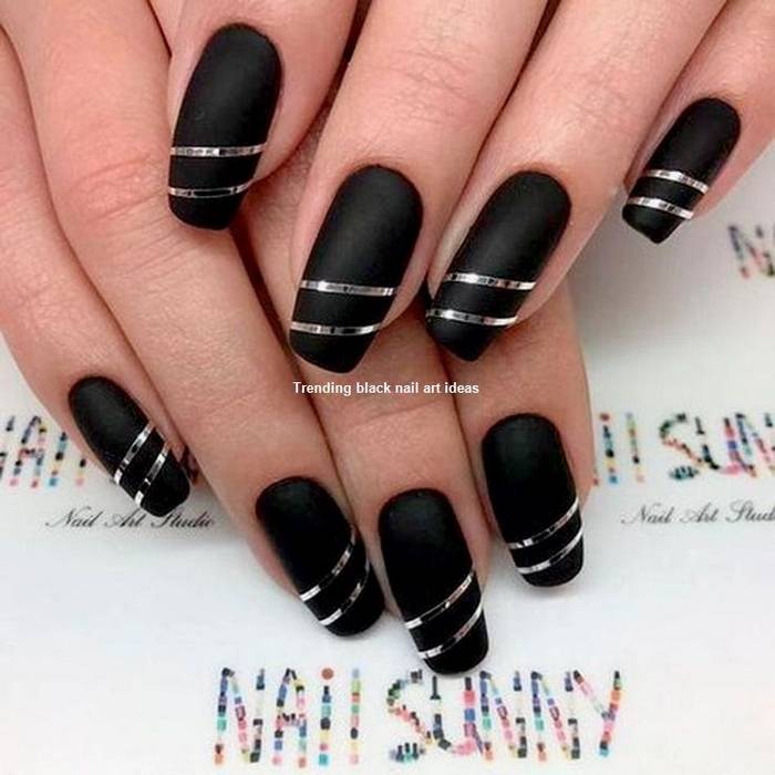 Черный матовый дизайн ногтей с серебром