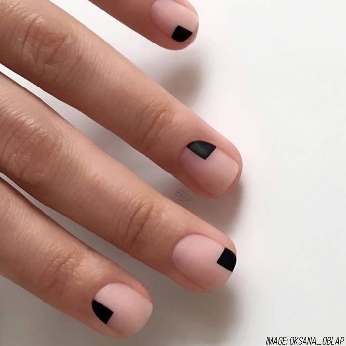 Черный минимализм на ногтях