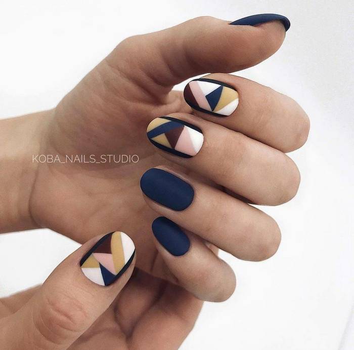 Матовый синий дизайн ногтей