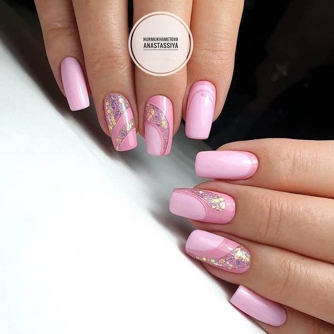 Розовый дизайн ногтей с блестками