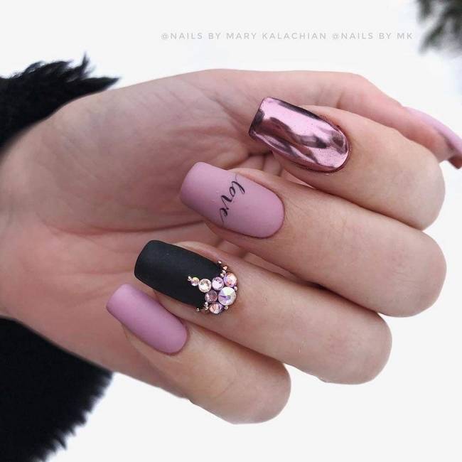 Розовый дизайн ногтей со стразами