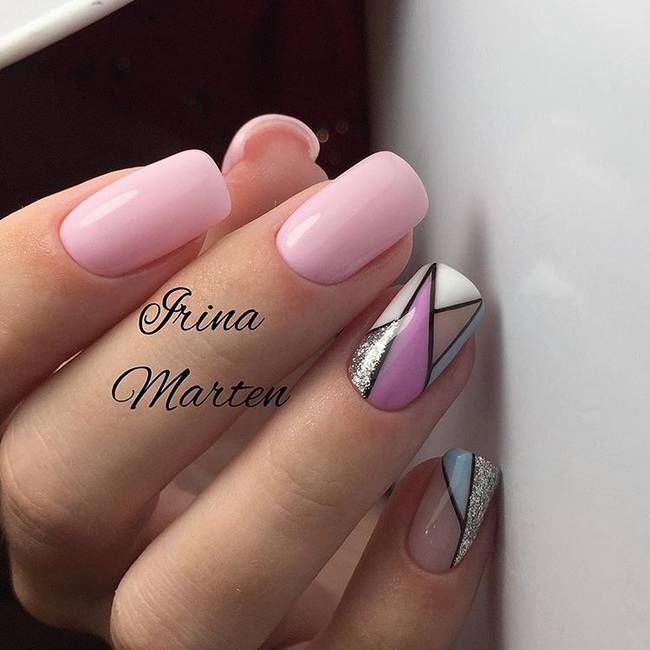 Геометрия на розовых ногтях