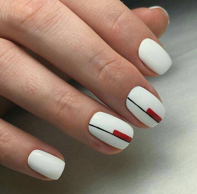 Белые ногти с дизайном