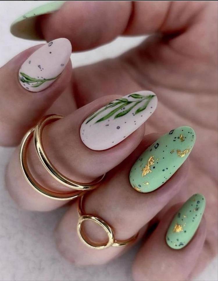 Весенний маникюр с цветами на ногтях