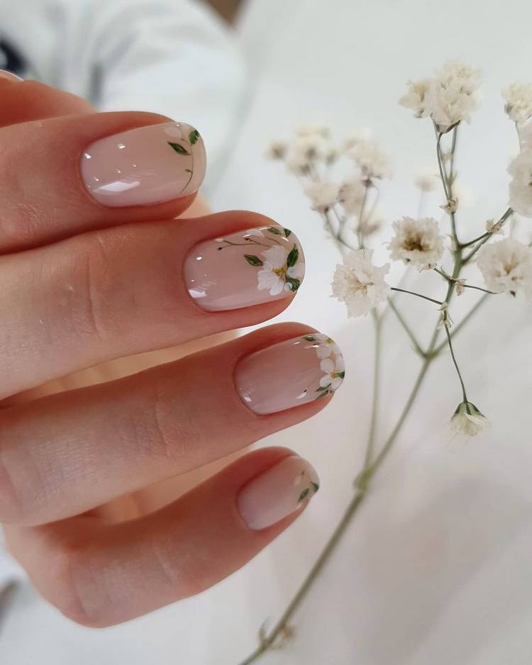Весенний маникюр с цветами на ногтях