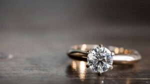 Почему девушки хотят иметь кольцо с бриллиантом?