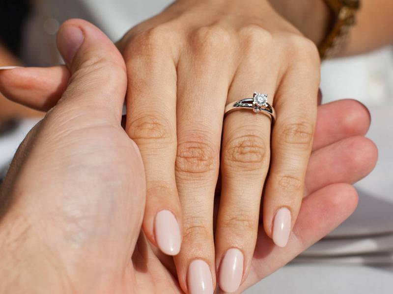 Почему девушки хотят иметь кольцо с бриллиантом?