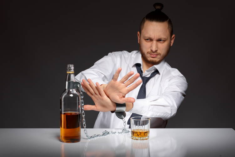 Как помочь алкоголику отказаться от употребления