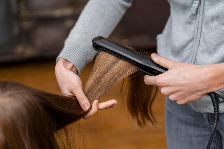 5 популярних технік випрямлення волосся. Який вибрати? 