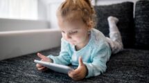 Вред гаджетов для детей: как смартфоны и планшеты влияют на развитие