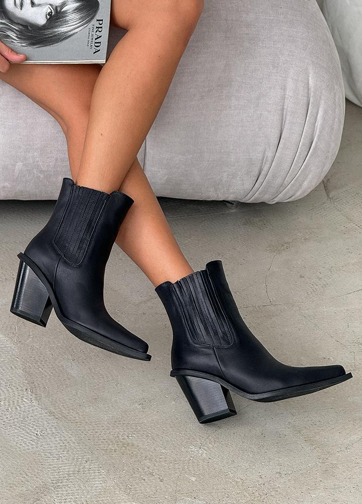 Козаки SOLLORINI — трендовая женская обувь с характером