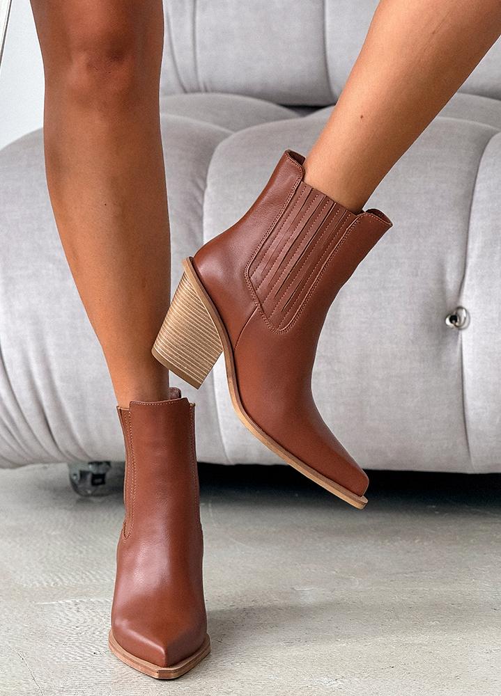 Козаки SOLLORINI — трендовая женская обувь с характером