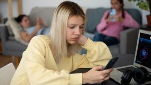 Ребёнок зависим от гаджетов: признаки и первые шаги для родителей