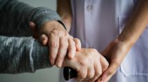 Як забезпечити літній людині турботу і спокій?