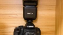 Накамерная вспышка Godox V1 с круглой головкой в вертикальном положении на зеркальной камере Canon EOS 800D