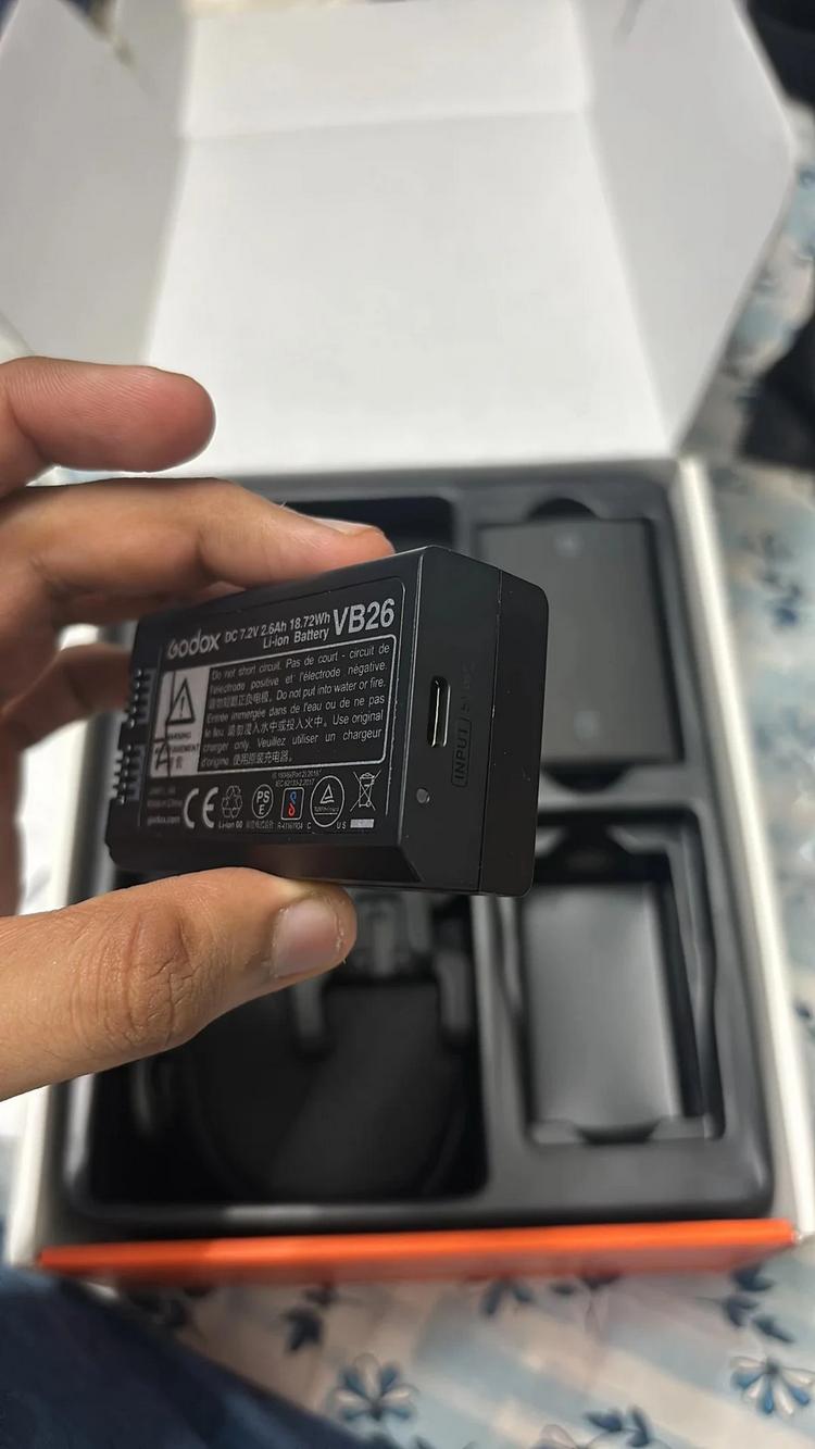 Литий-ионный аккумулятор Godox со встроенным зарядным разъемом USB Type-C на боковой грани