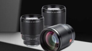 Три объектива Viltrox AF 85mm f/1.8 II FE на студийном фоне с металлической оправой, резьбой светофильтра 72 мм и красным шильдиком DF RBW.