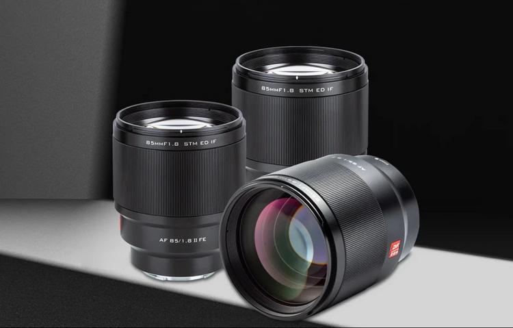 Три объектива Viltrox AF 85mm f/1.8 II FE на студийном фоне с металлической оправой, резьбой светофильтра 72 мм и красным шильдиком DF RBW.